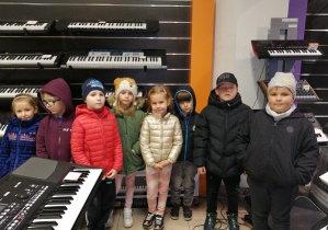 Dzieci w sklepie muzycznym